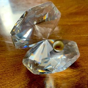 Swarovski Crystal Clam with White Pearl-Rare Item…Great gift